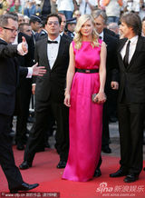 组图：邓斯特戛纳走秀紫红裙装简约亲切