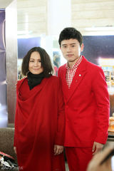 组图：《歌手2》后台采访 品冠接替韦唯亮相