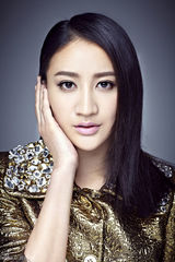 组图：曾泳醍硬糖气质写真 眼神魅惑女王范足