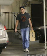 组图:曝黛米-摩尔前夫已订婚 带未婚妻走亲访友