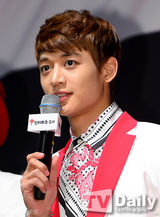 组图：韩团SHINee办签名会 火红装帅气惹眼