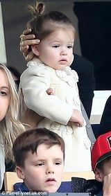 组图：辣妹全家出动观法甲 小七眼神忧郁似小贝