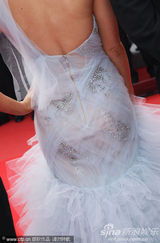 幻灯图集：女星大秀美背香肩性感泄春光