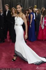 组图：阿凡达女郎佐伊-索尔达娜白色美裙亮相