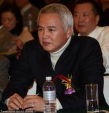 组图：张庭老公发福白发派头足 曾是英俊小生