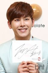 组图：韩团INFINITE出席代言品牌粉丝签名会