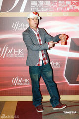 幻灯图：阿Sa(蔡卓妍)时尚现身颁奖礼 走出阴霾露久违笑容