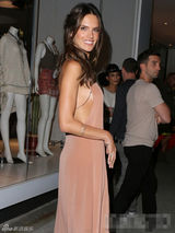 组图：超模安布罗休真空秀美背 性感双球隐现