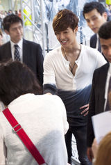 高清图：金贤重日本举行握手会五千多粉丝聚集