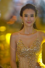 组图：车模兽兽性感透视黄金奶 自信爆乳微笑