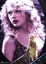 组图：泰勒-斯威夫特公开彩排 热辣亮片裙抢眼