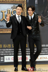 组图：《电视剧之王》发布 崔始源中分头表情搞怪