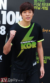 组图：韩星朴秀珍帝国之子等参加长跑活动