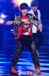 组图：韩团少女时代露小蛮腰 新曲打榜三连冠