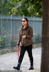 组图：刘威儿子曝光星范儿足 妈妈接送风尘仆仆