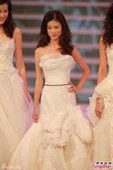 组图：港姐总决赛低胸白裙开场 舞台梦幻唯美