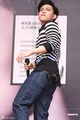 组图：林宥嘉新碟签唱 歌迷顶高温力挺