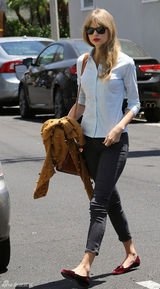 组图：泰勒-斯威夫特衬衫搭九分裤