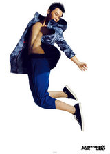 组图：李晨凌空漂浮登封面 挥洒汗水腹肌抢镜