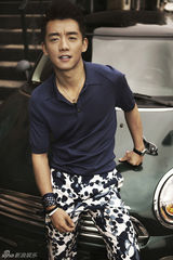 组图：郑恺最新街拍演绎顽皮型男