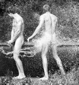 组图：英名校慈善年历 男子赛艇队全裸河边戏水