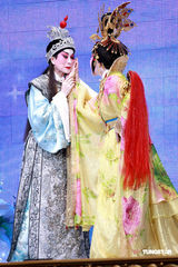 幻灯图：陈宝珠粤剧唱进红馆 尾场演出历经丧母痛 