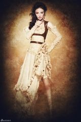 组图：刘雨欣复古写真女王范气场十足