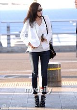 组图：金秀贤全智贤机场重聚 黑白配登对