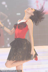 组图：小S大秀性感走猫步 登台与裸男热辣共舞