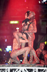 组图：容祖儿香港红馆开唱 与舞伴亲密不尴尬