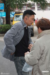 组图：苗侨伟新剧开放探班 称艺人吸毒减压是借口