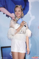 组图：蔡依林纯白亮相 年度收入输罗志祥不服输