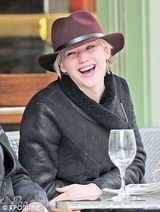 组图：劳伦斯与男友霍尔特恩爱出街 戒指秀甜蜜