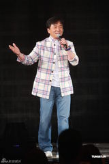 组图：王力宏香港个唱与成龙嘴对嘴热吻