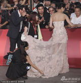 组图：杜琪峰《夺命金》首映 胡杏儿长裙华丽