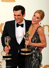 组图：艾美奖后台 喜剧类最佳男女配角亮相