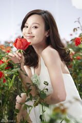 组图：石小群代言广告写真 演绎纯美无瑕