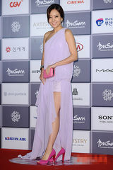 组图：苏幼珍透明粉紫薄纱外套内搭小短裙亮相