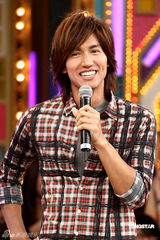 幻灯图：ELLA做客节目宣传新剧 与言承旭亲密拥抱