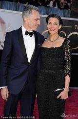 组图：《林肯》丹尼尔-戴-路易斯携妻亮相红毯