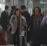 组图：刘欢全家抵达机场 女儿清纯长相标致可人