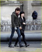 组图：蹲妹携男友浪漫游巴黎 十指紧扣甜蜜热吻