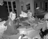 组图：希尔顿圣诞现身豪宅 搂小男友开心拆礼物