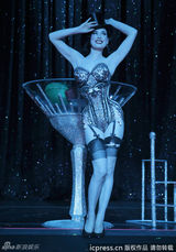 蒂塔万提斯脱衣舞巡演 酒杯出浴双峰高耸