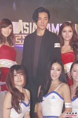 组图：郑伊健与家人同度冬至 曝蒙嘉慧更爱打电动