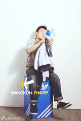 幻灯图：陈冠希拍杂志封面 魅力四射潮劲十足 