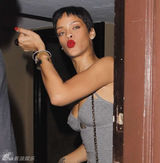 组图：蕾哈娜烈焰红唇现身夜店显激凸