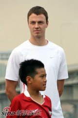 幻灯图集：Rain和曼联选手参加青少年慈善足球活动