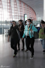 组图：周笔畅口罩遮面现身机场 19日深圳开唱