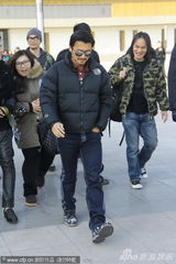 组图：谢霆锋周杰伦靶场练枪 双双扮酷兴奋交流